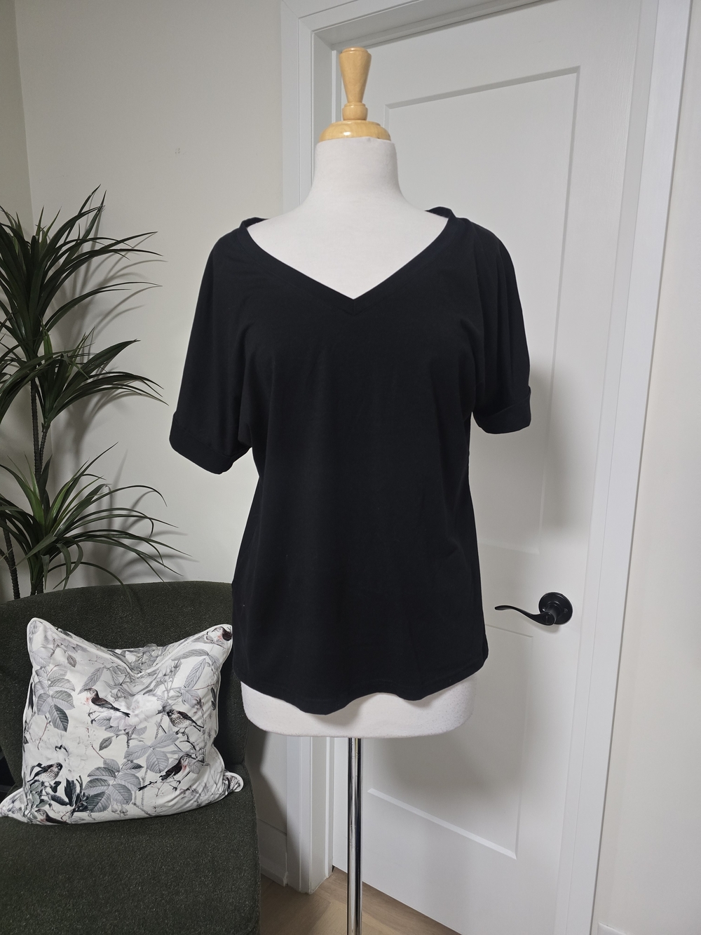 Women’s Black V-Neck Short Sleeve Top